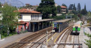 Il piazziale binari della stazione di Iseo. In sosta sul secondo binario l'ATR 220.024 dopo il viaggio inaugurale (foto da Wikipedia)