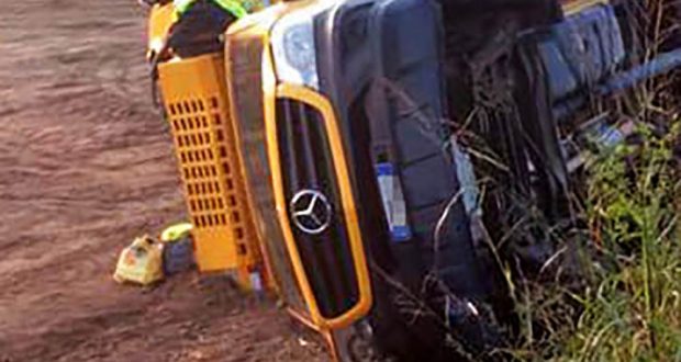 Il camion ribaltato su via Sant'Andrea