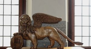 Il leone ligneo che si trova nella sala principale del municipio di Rovato