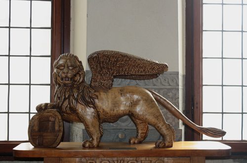 Il leone ligneo che si trova nella sala principale del municipio di Rovato