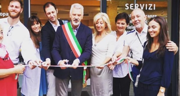 L'inaugurazione dela nuova farmacia comunale di via Franciacorta a Rovato, foto da pagina Facebook Comune di Rovato