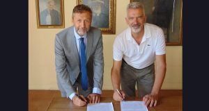 La firma del protocollo tra Fornaro (A2A) e Belotti (Comune di Rovato)