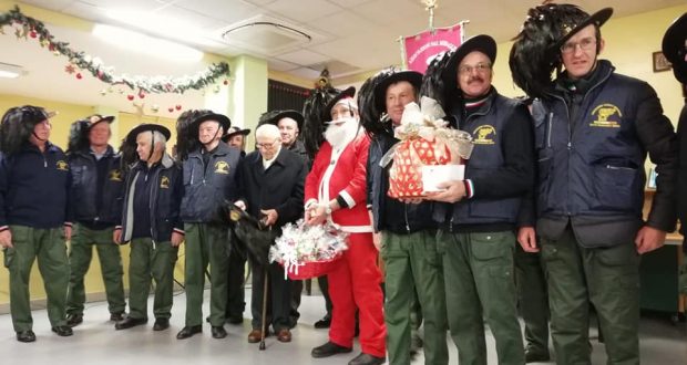 La fanfara dei bersaglieri alla casa di riposo Lucini Cantù