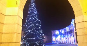 L'albero di Natale in piazza Cavour, fonte: pagina Facebook comune di Rovato