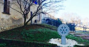 La rotella del Rotary di fronte alla ex biblioteca