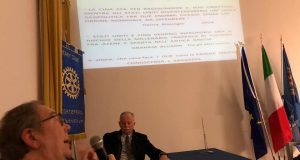 L'ambasciatore Giulio Prigioni nella sede del Rotary di Rovato, foto da pagina Facebook Comune