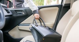Furto di borse dalle auto