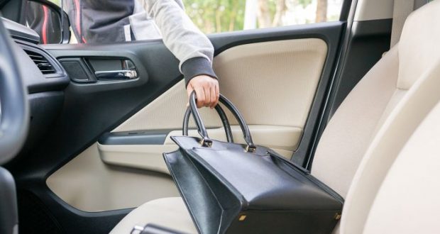 Furto di borse dalle auto