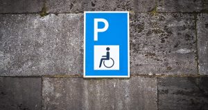 Cartello di posteggio riservato ai disabili, foto da Pixabay