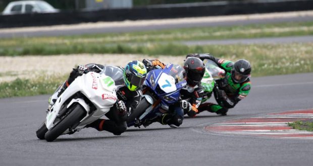 Manuel Rocca in gara con la sua moto Yamaha, foto da ufficio stampa