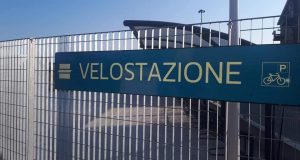 Il parcheggio per biciclette della zona della stazione ferroviaria di Rovato