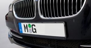 Un'auto con targa estera