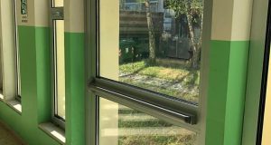 Gli infissi delle scuole medie di Rovato, foto da pagina Facebook Comune