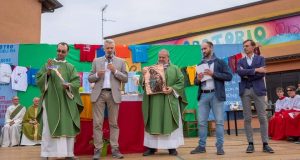 La cerimonia di saluto a don Gigi e don Valerio, foto da pagina ufficiale Comune di Rovato