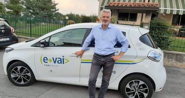 Il sindaco Belotti con l'auto elettrica in dotazione al Comune