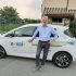 Il sindaco Belotti con l'auto elettrica in dotazione al Comune