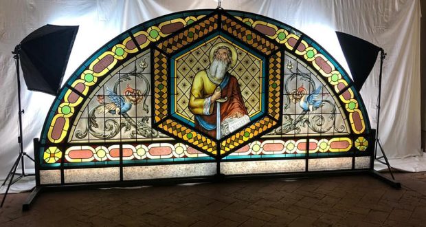 La vetrata della chiesa parrocchiale realizzata da Calca e Castelvedere, foto da pagina Facebook Comune di Rovato