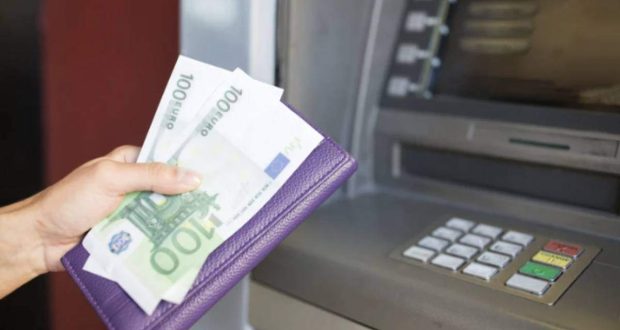 Tra le operazioni bancarie tradizionali, il versamento al bancomat rappresenta una soluzione pratica e legale per risolvere un problema